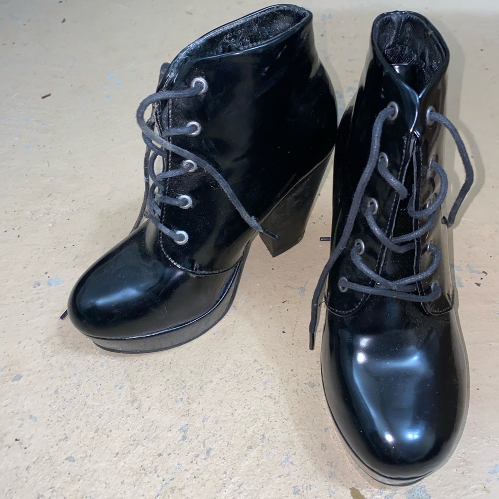 Size 5 Cathy Jean Black Laced Up Booties